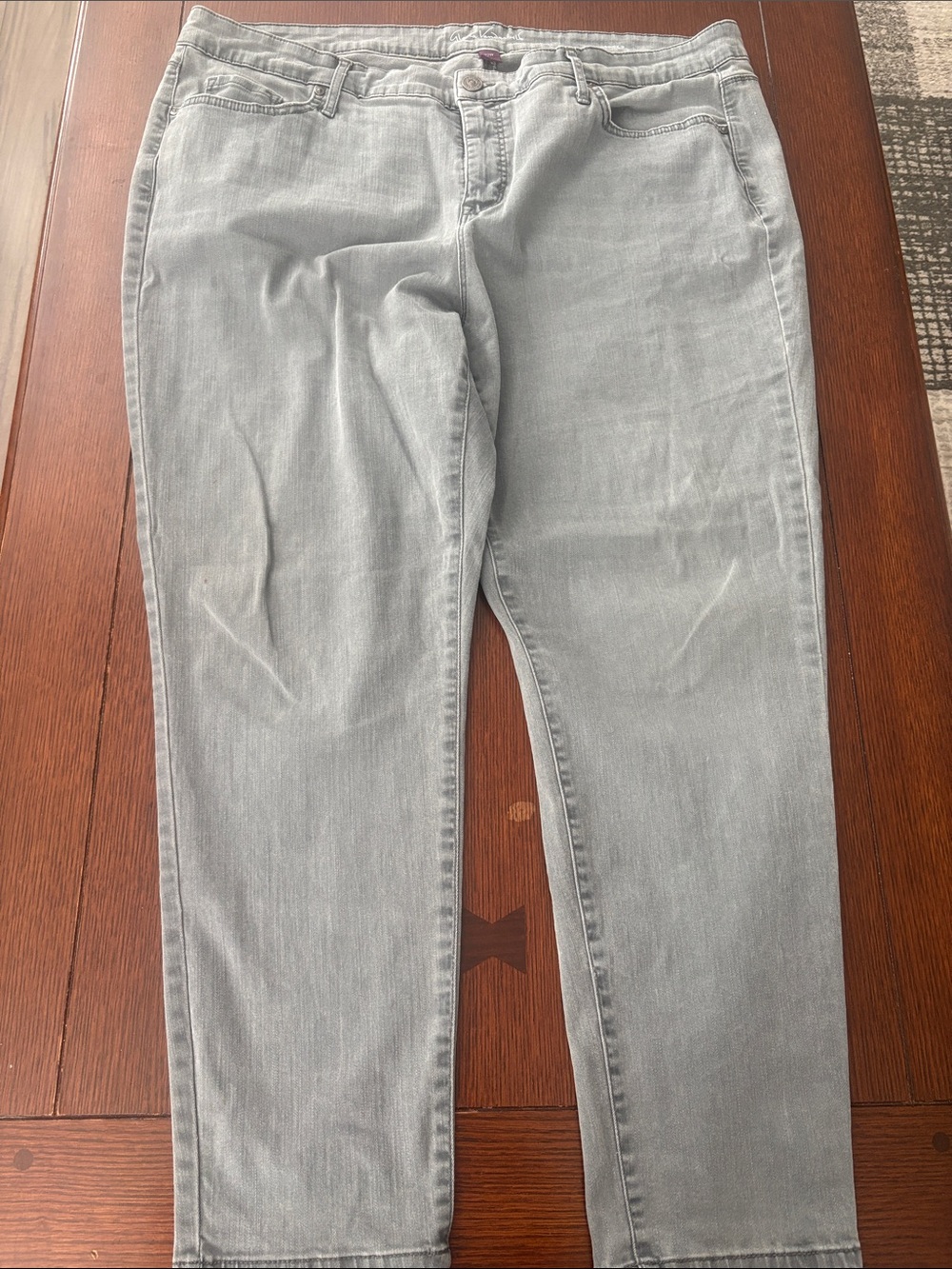 Gloria Vanderbilt, Jessa grey jeans